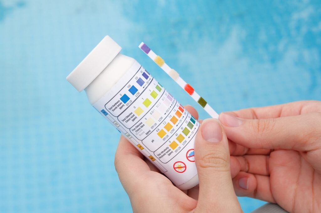 Analysis of the PH and chlorine of the water in a swimming pool